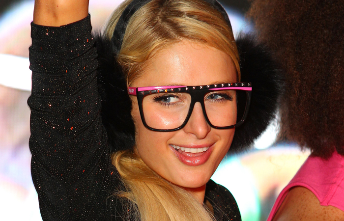 Com estilo nerd, Paris Hilton se esbalda em festa