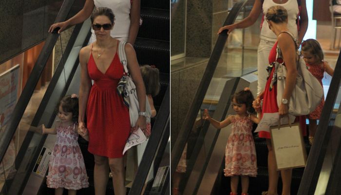 Bianca Rinaldi passeia em shopping carioca com as filhas