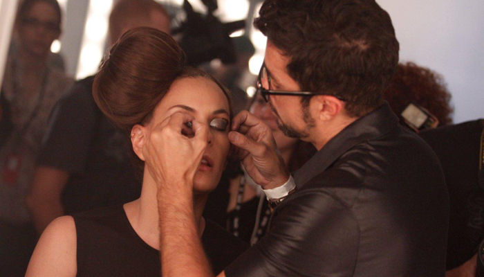 SPFW: Carolina Ferraz esbanja simpatia no backstage