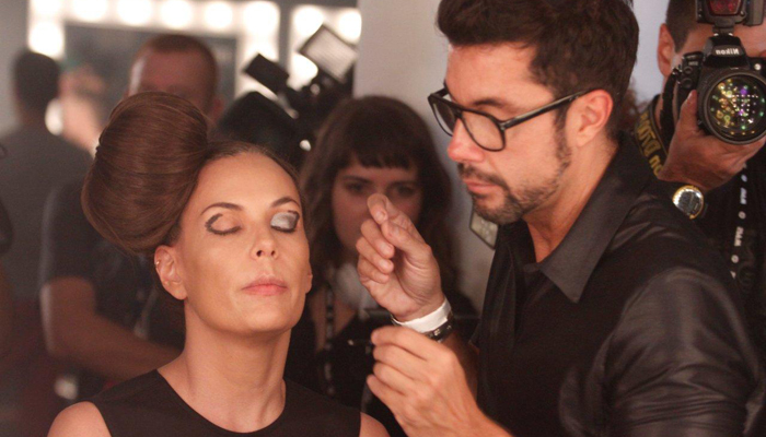 SPFW: Carolina Ferraz esbanja simpatia no backstage