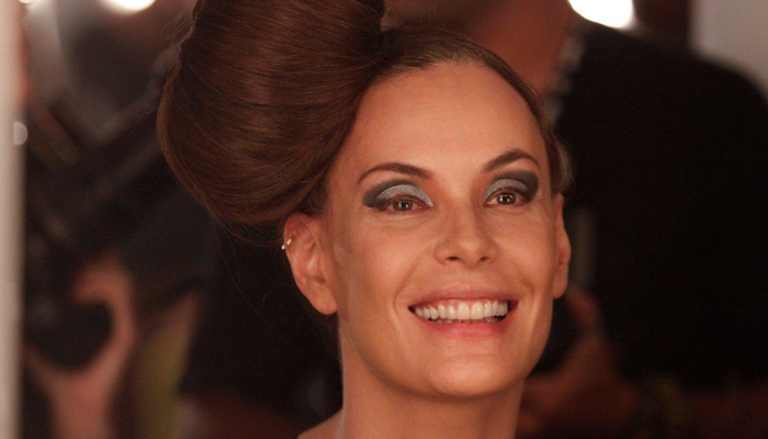 SPFW: Carolina Ferraz esbanja simpatia no backstage