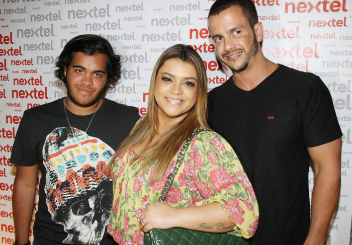 Preta Gil foi com o filho, Francisco, e com o marido Carlos Henrique Lima