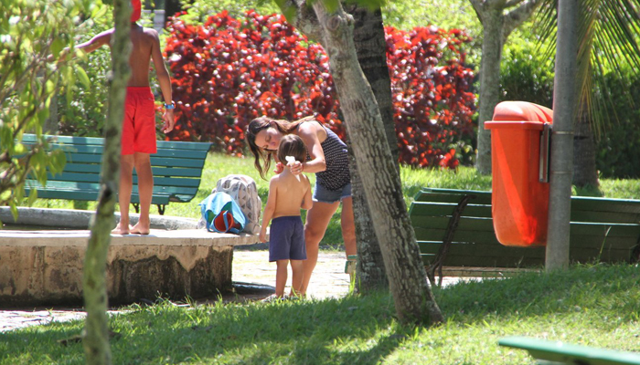 Carla Marins brinca com o filho no parquinho