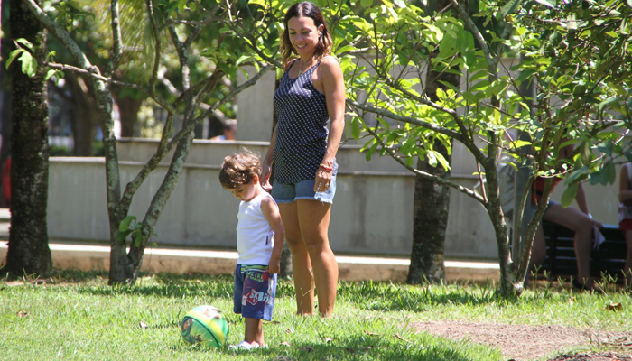 Carla Marins brinca com o filho no parquinho