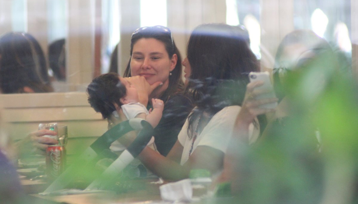 Francisca Pinto almoça com amigas e com Vicente no Leblon