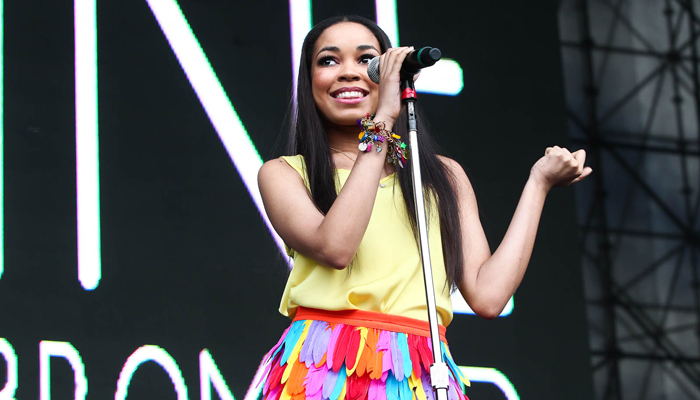 Afilhada de Amy Winehouse, Dionne Bromfield se apresenta em São Paulo