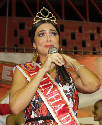 Juliana Paes fica emocionada ao discursar na Viradouro como Rainha da Bateria