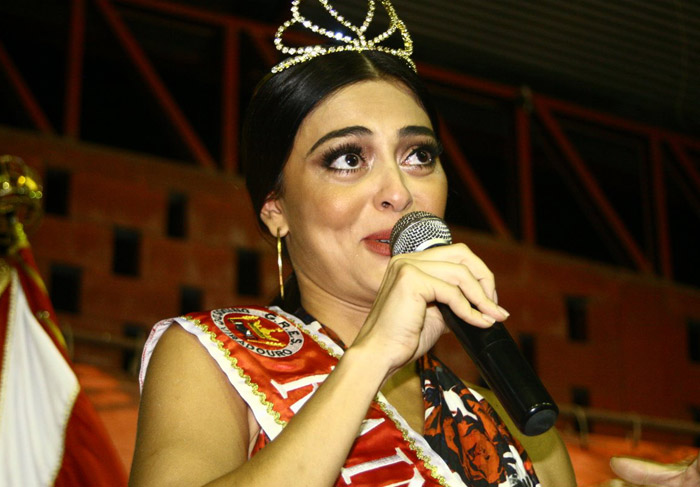 Emocionada, Juliana Paes discursa como Rainha da Bateria da Unidos do Viradouro