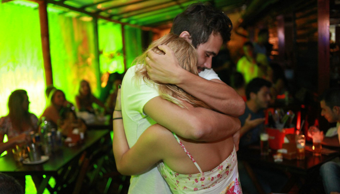 Bruno Ferrari e Paloma Duarte namoram em inauguração de restaurante