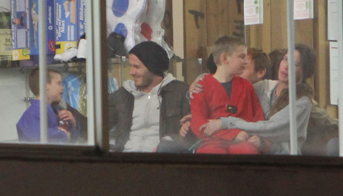 David Beckham se diverte com o filho em aula de karatê