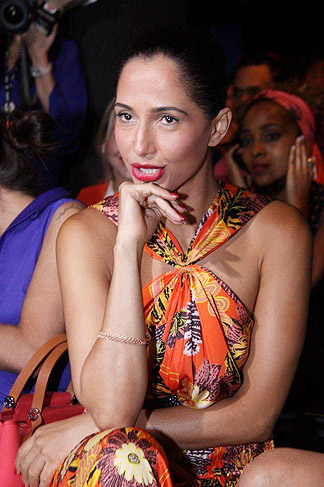  Camila Pitanga sentou na primeira fila no desfile de André Lima