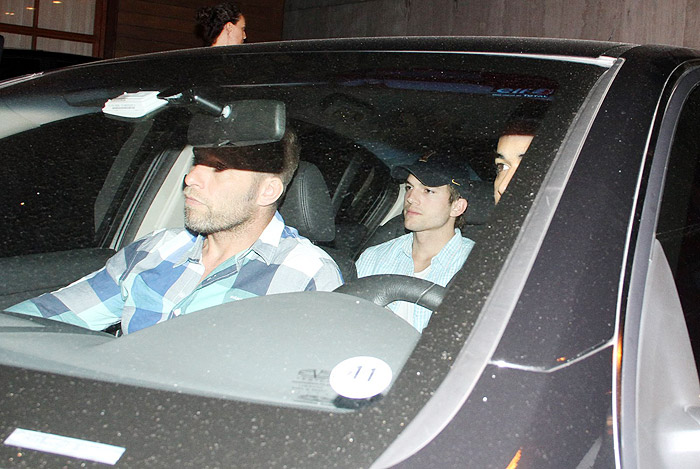 Ashton Kutcher chegou ao festival com seus agentes