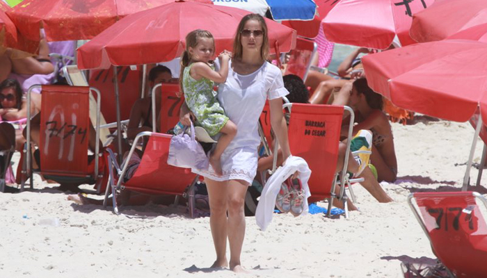 Luiza Valdetaro leva filha para praia