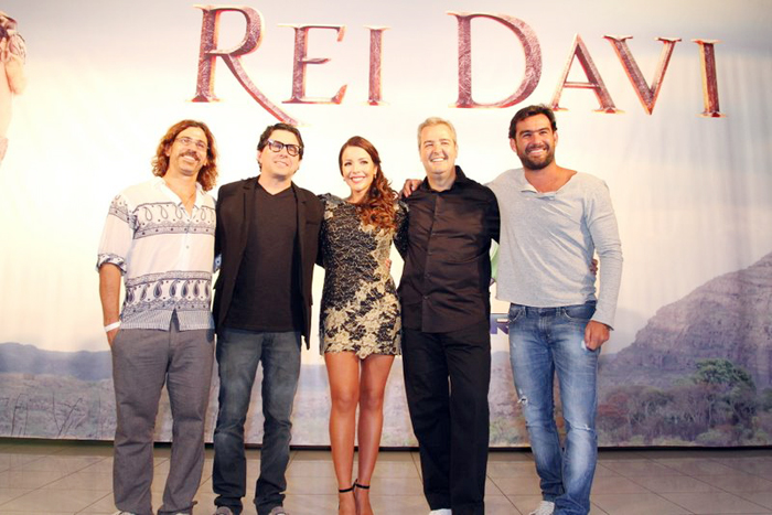 Elenco assiste a estreia da minissérie Rei Davi, no Rio