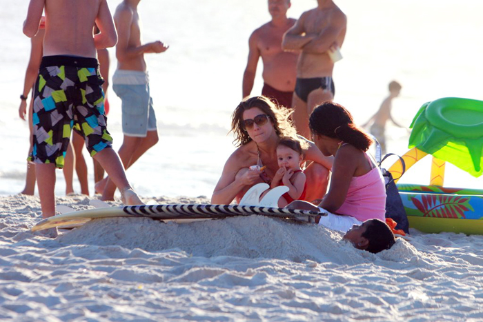 Letícia Spiller levou a filha, Stella, para curtir a praia