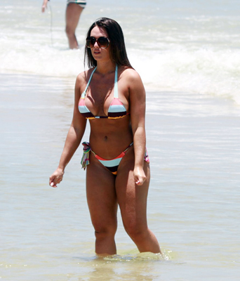 Nicole Bahls foi à praia da Barra da Tijuca