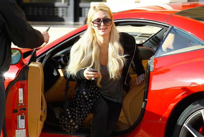  Paris Hilton circula por Los Angeles com Ferrari de US$ 280 mil