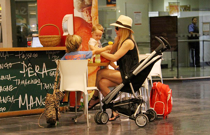 Danielle Winits se diverte com os filhos em shopping carioca