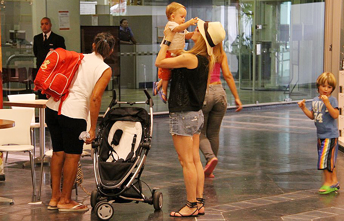 Danielle Winits se diverte com os filhos em shopping carioca