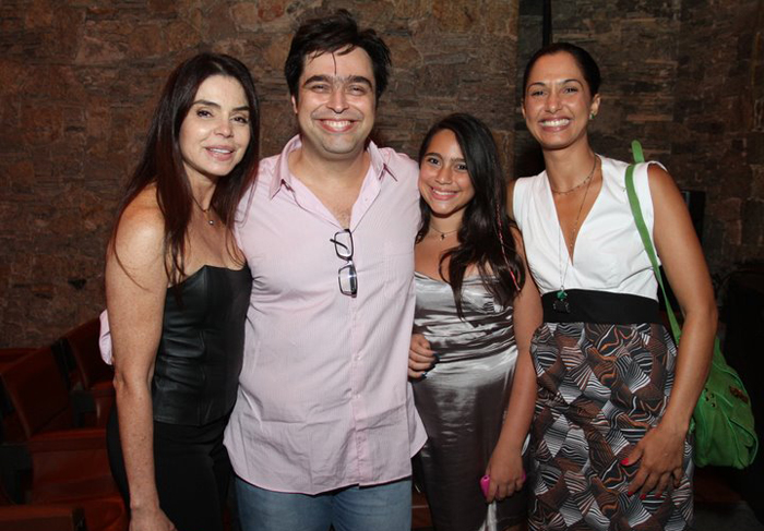 Camila Pitanga e amigos na estreia de Betty Gofman
