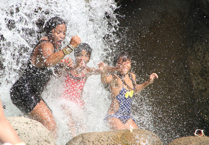 Adriana, Olívia e Thalita na maior curtição debaixo da cachoeira no parque aquático