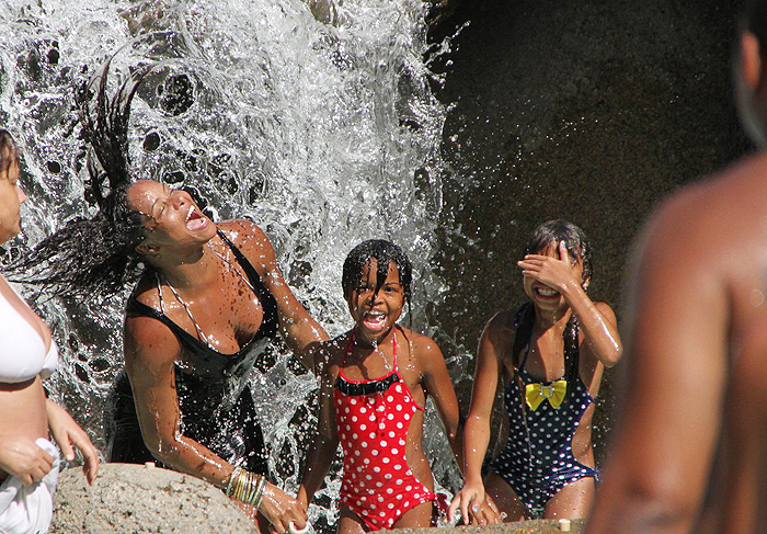 O trio estava animado na refrescante brincadeira na água