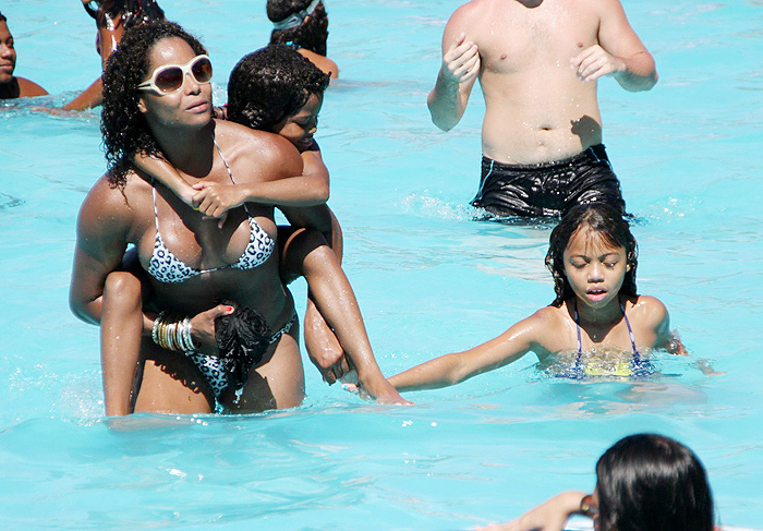 Adriana Bombom se esbalda com as filhas em parque aquático