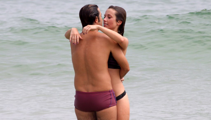  Bruno Mazzeo e Juliana Didone curtem tarde de sol na praia
