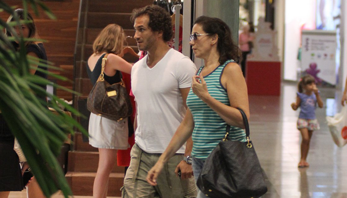  Lília Cabral é vista com Paulo Rocha em shopping no Rio de Janeiro