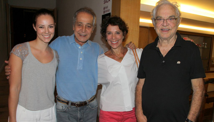 Paola Oliveira e Ângela Vieira assistem ao musical Judy Garland 