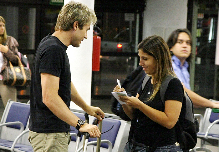 Chris Durán circula em aeroporto de Goiânia 