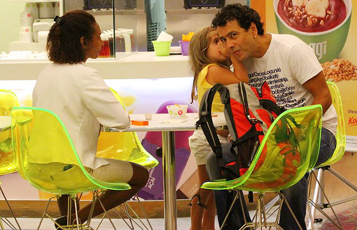 Marcos Palmeira passeia com a filha no shopping