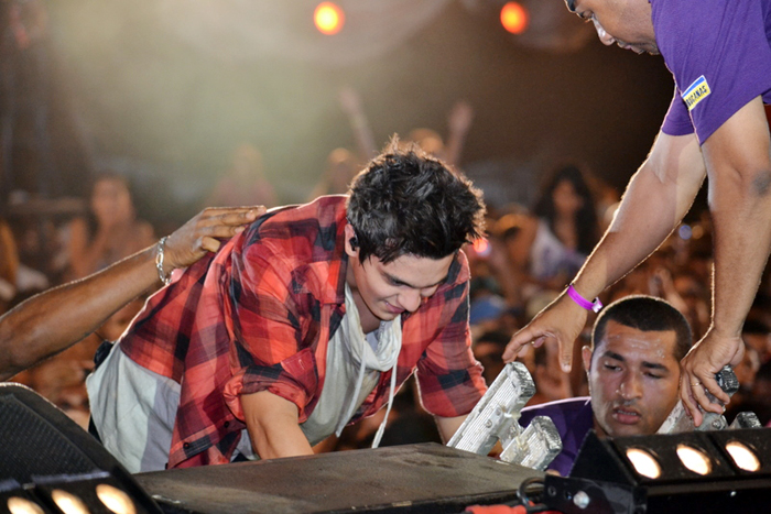 Luan Santana levou um tombo quando se dirigia ao palco