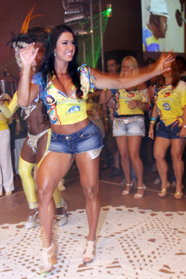 Gracyanne Barbosa sambou com a bateria da escola