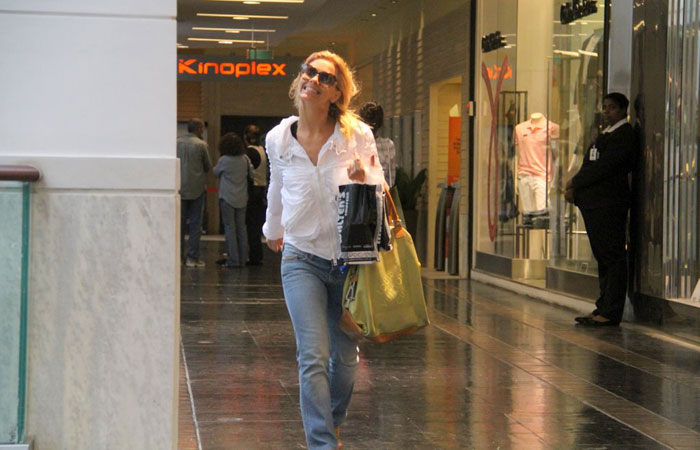 Carolina Dieckmann brinca com os paparazzi em shopping do Rio - O Fuxico