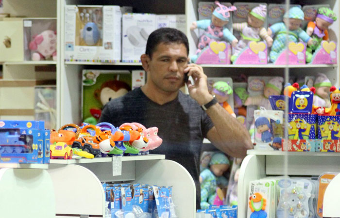 Minotauro vai a uma loja de brinquedos no Rio - O Fuxico