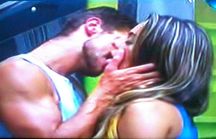 BBB12: Monique e Jonas se beijam Ofuxico