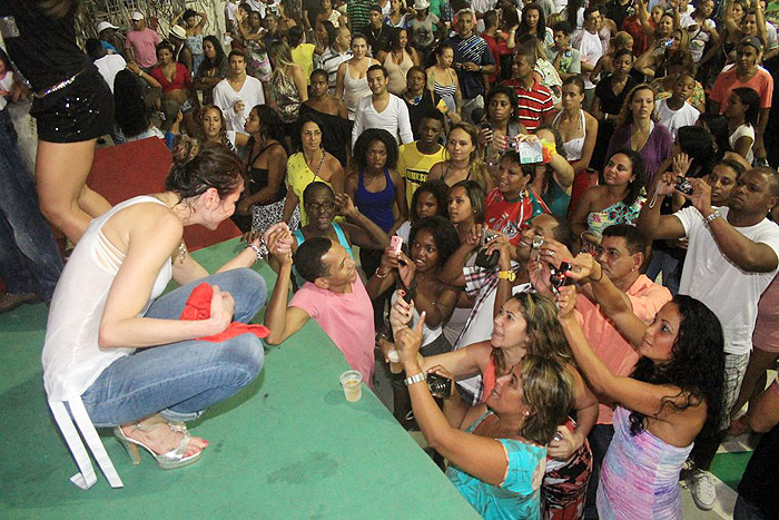 Luciana Gimenez conversa com os fãs