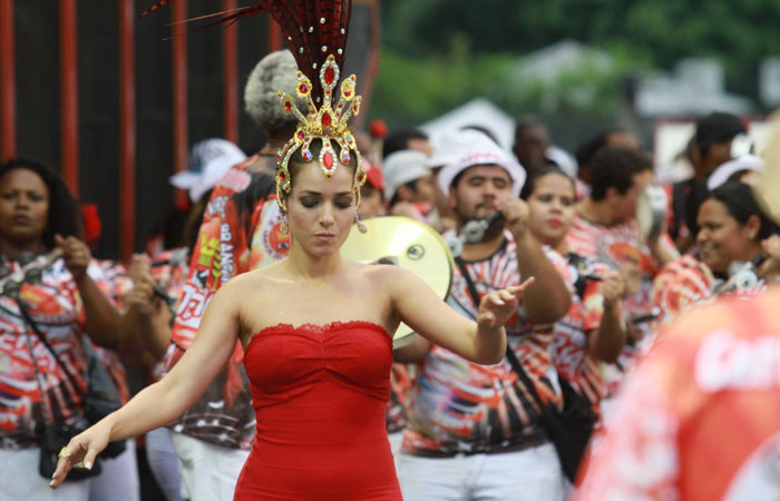 Monique Alfradique arrasa no ensaio técnico da Viradouro - O Fuxico