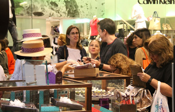 Juliana Baroni devora brigadeiros em shopping do Rio - O Fuxico