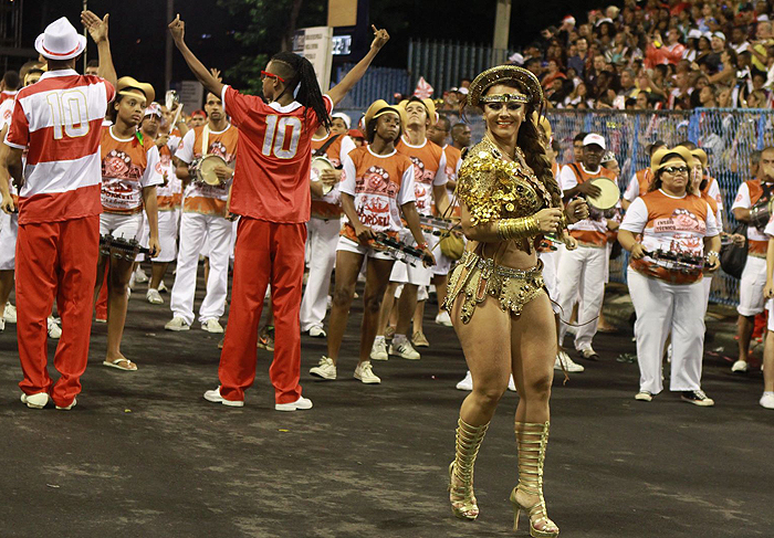 Viviane Araújo mostrou que está com samba no pé.