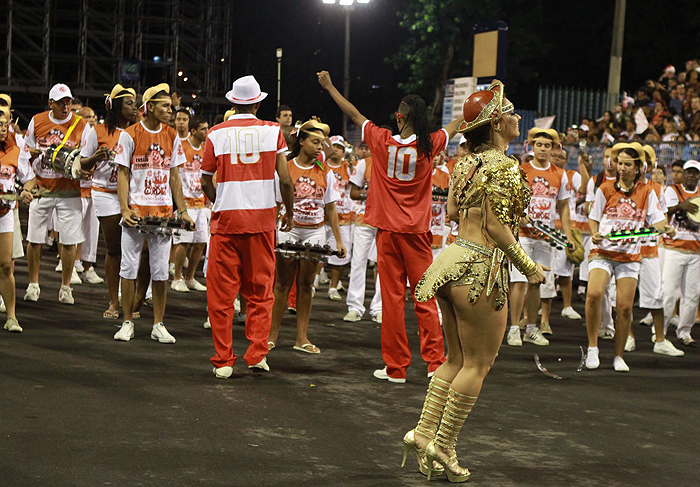 A atriz sambou ao som da bateria.