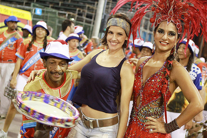 Deborah Secco posou para fotos com os passistas da escola 