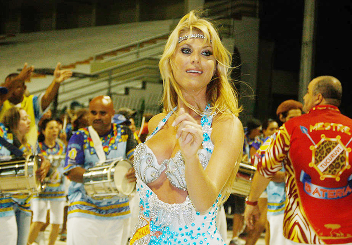 Caroline Bittencourt sambou no ensaio de escola de samba 