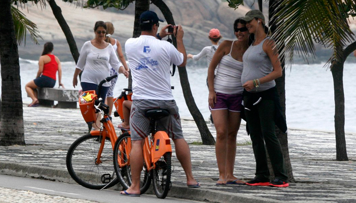 Luana Piovani exibe o barrigão durante caminhada