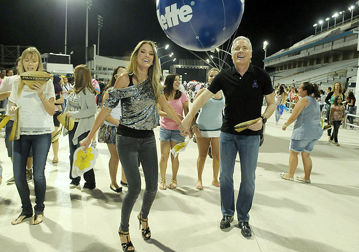 Ticiane Pinheiro e Roberto Justus atravessaram o sambódromo 