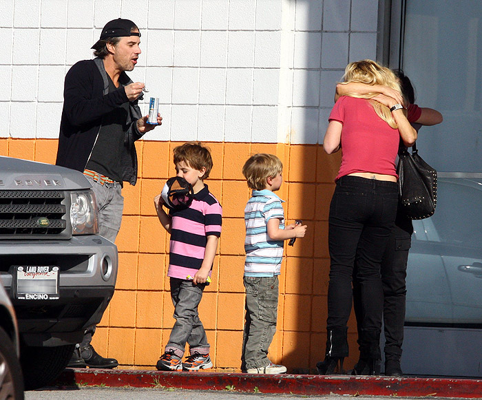 Britney Spears leva os filhos ao boliche, na Califórnia