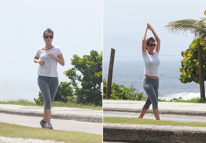 Juliana Didone toma água de coco e caminha pela orla da Barra 