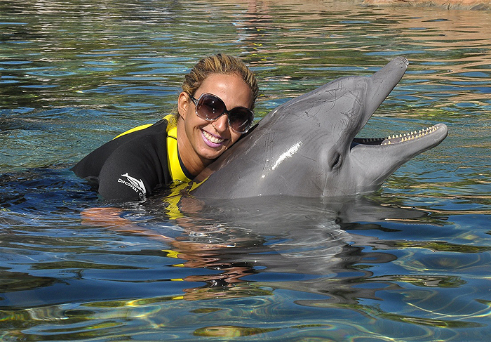 Valesca Popozuda nada com golfinhos nos Estados Unidos 