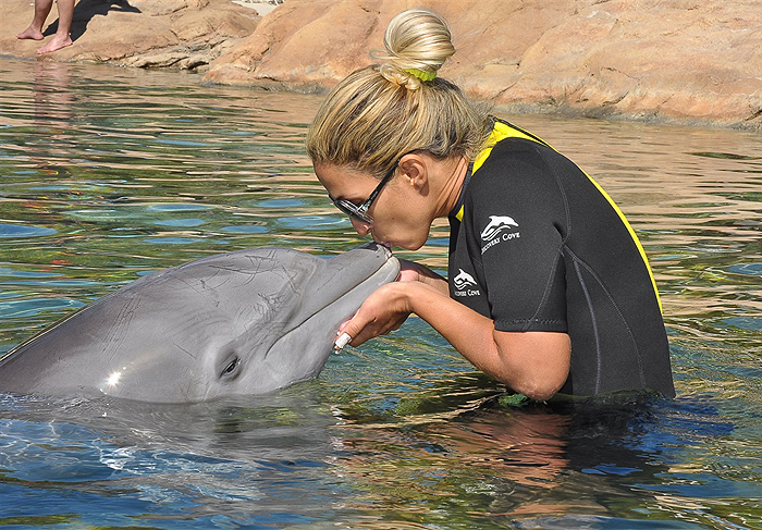 Valesca Popozuda nada com golfinhos nos Estados Unidos 